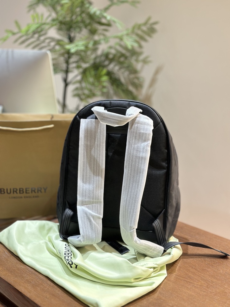 p240
The most frequently asked backpack
This exterior color is not Burberry's traditional beige British style, but rather a black base with the Burberry logo embossed on the backpack, giving it a low-key and steady yet elegant look. The texture is re...