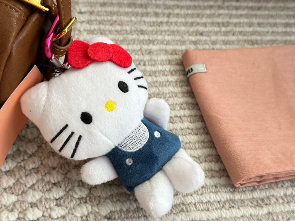 210 with pendant
Size: 22 9cm with box
Who has the joy of miumiu's small cylinder
Miumiu pencil case bag made of old Nappa leather
Very retro flavor paired with lamb wool. Mary Jane is a pseudo intellectual with a refined look today