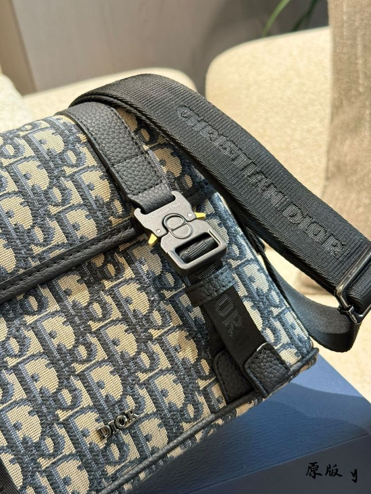 p280
Caught by Dior's new bag!  Who can withstand this
Family members, who knows?  Dior's new bag is simply insane!   
Classic elements, retro yet fashionable, every glance is heart wrenching. The collision of black and beige tones is simple yet soph...