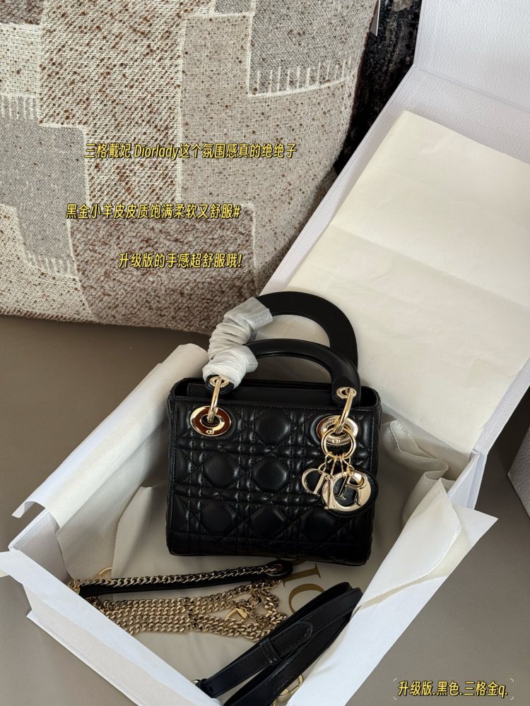 260 box upgrade version
Size: 17 * 15cm (three grids)
Dior handbag by Diana
D Family Princess Dai's Light Gold Button
It's very simple and elegant to hold in your hands and shoulders!
The milky sound makes one feel refreshed and happy
Very tender! It...