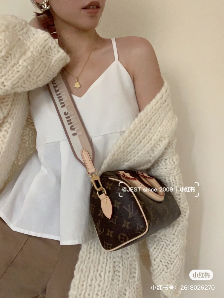 The soul of LV's new milk tea Speedy 20, M46222 bag is that strap!
Super beautiful milk tea color!  !
Versatile and gentle color scheme
Can be carried by hand/shoulder back/side back
The capacity of Speedy20 is self-evident!