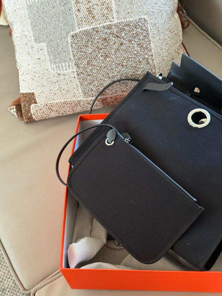 255 boxes
size：31*26cm
Hermes handbag
Canvas shopping bag ?
A bag that is easy to pack in physical form
Recently, I have been carrying my back while traveling
There is texture! Super advanced!
Its capacity is very friendly