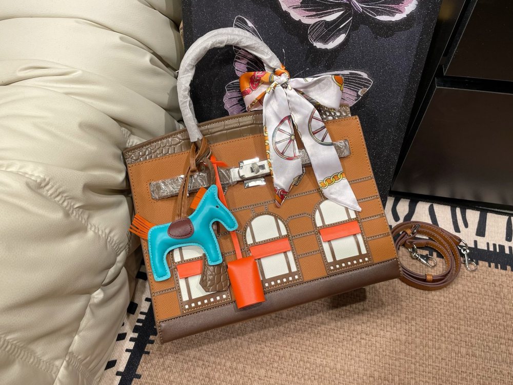Folding box ? Airplane Box
Hermes new Birkin house handbag
The elements of the house seem to bring fairy tales into reality
Unique and adorable, absolutely eye-catching ??
Open the mouth, pick up the casual, lazy and buckle up temperament
Exqui...