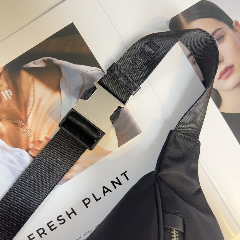 The latest Prada cross chest bag/waist pack! Model 2VH033 classic and versatile! Super textured and comfortable to the touch, with meticulous workmanship. Made of Taiwanese fabric, it is definitely a bag with a very high sex ratio, inheriting the cla...