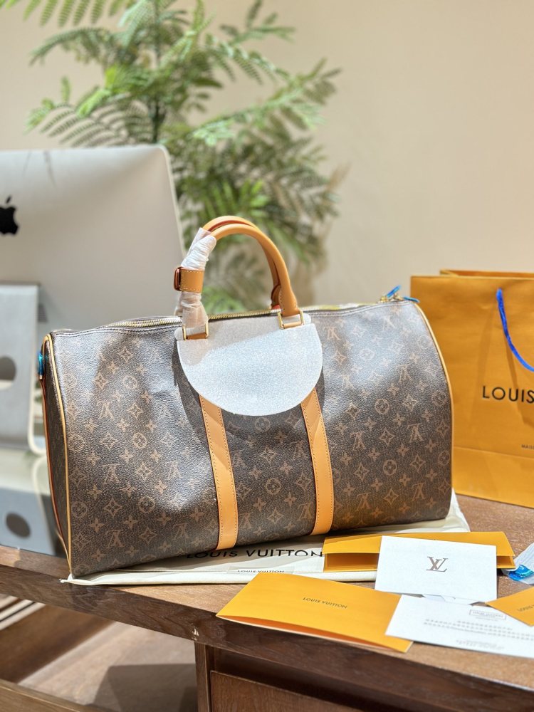 LV new travel p325
Favorite bag for going out # Bag not heavy 50 travel bag with coated canvas | Made of Japanese cowhide leather and metal parts, decorated with tassel leather and exquisite details.
Size: 50x 29x 23cm # Travel bag#