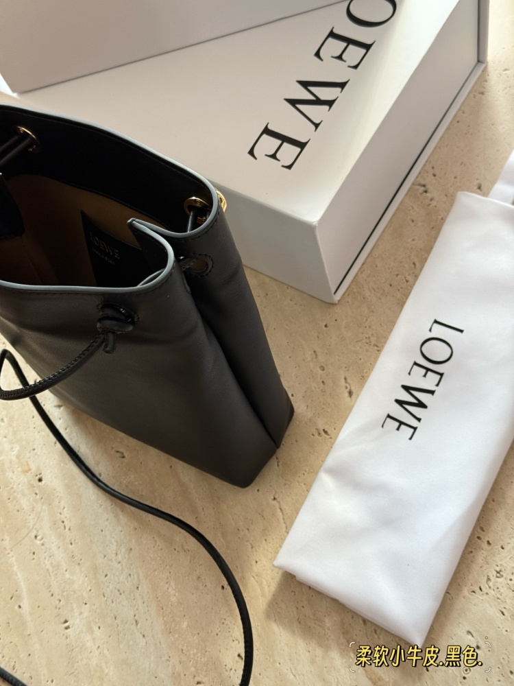 235 box cowhide
size：17*21cm
Loewe's new pebble pouch
Exquisite and compact
Zundu is very beautiful and soft
The material of calf leather feels very comfortable to the touch