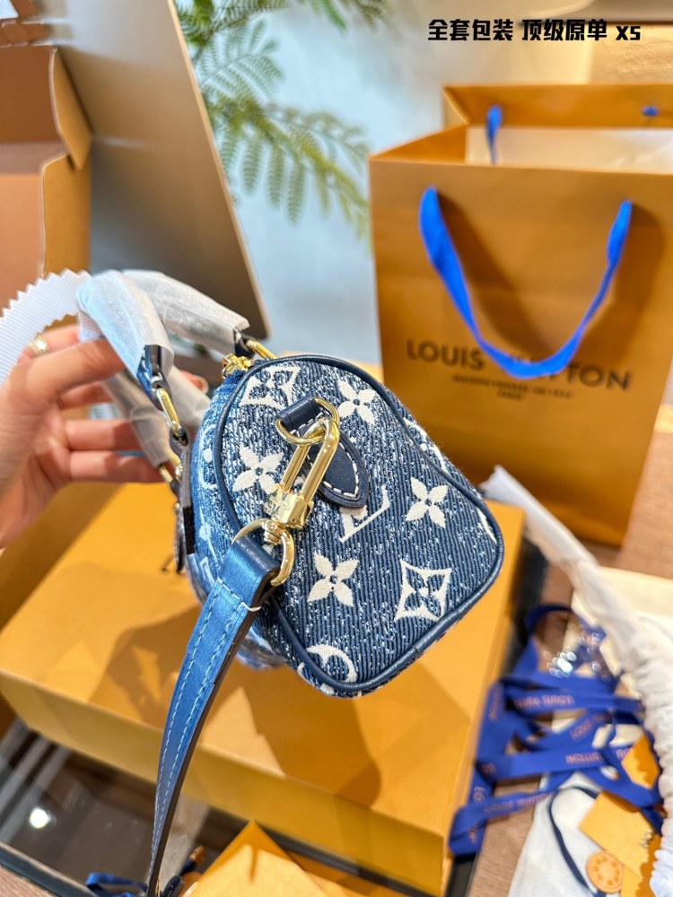 Top original order p260
LV Speedy Nano is now available at a great price~
LV Speedy Nano Limited Edition Denim
Gradient denim crossbody bag handbag
Size: 16.5x11 cm, brand new
Premium cool and cute can't be too cute
Who can refuse the good price of s...