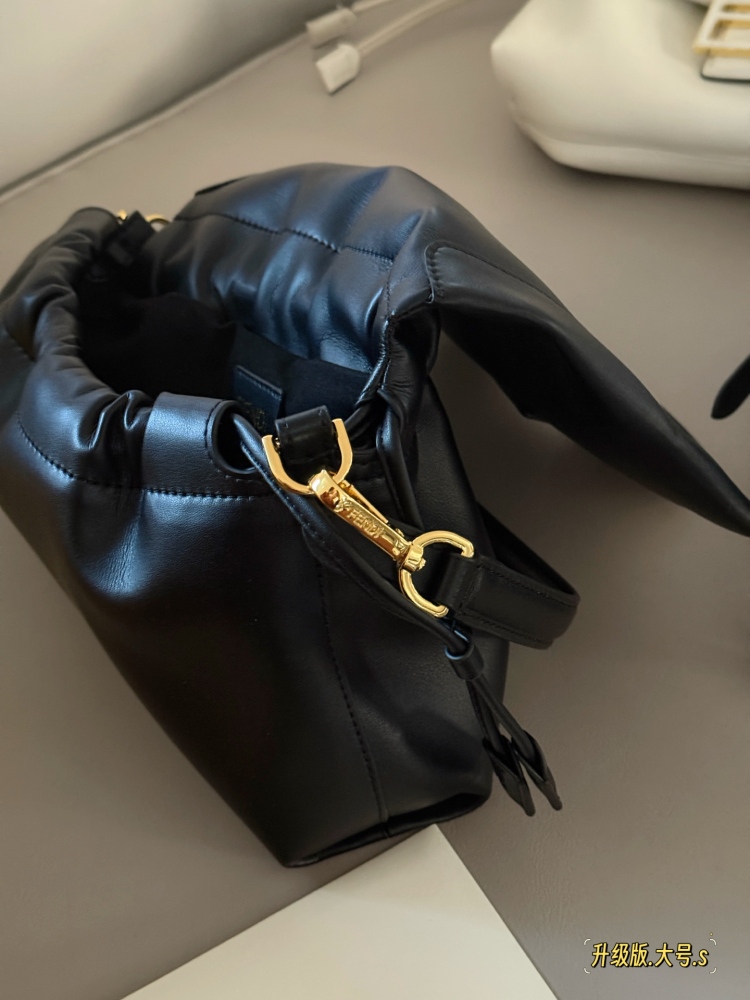 250 265 box upgrade version
Size: 16 * 13cm (small)
26.5 * 18cm (large)
The latest series Mama Baguette has truly been designed to the hearts of fairies!
Fendi's latest magic wand
Fresh and elegant!