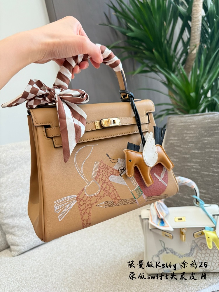 p405
Kelly 25 Cream White Graffiti Limited Edition Inandout
Hermes Hermes' limited graffiti in 2021 produced a pair of Kelly 25 cream white color painting and birkin 25 biscuit color with the theme of "Inandout" (sisters who have shared ● before ca...