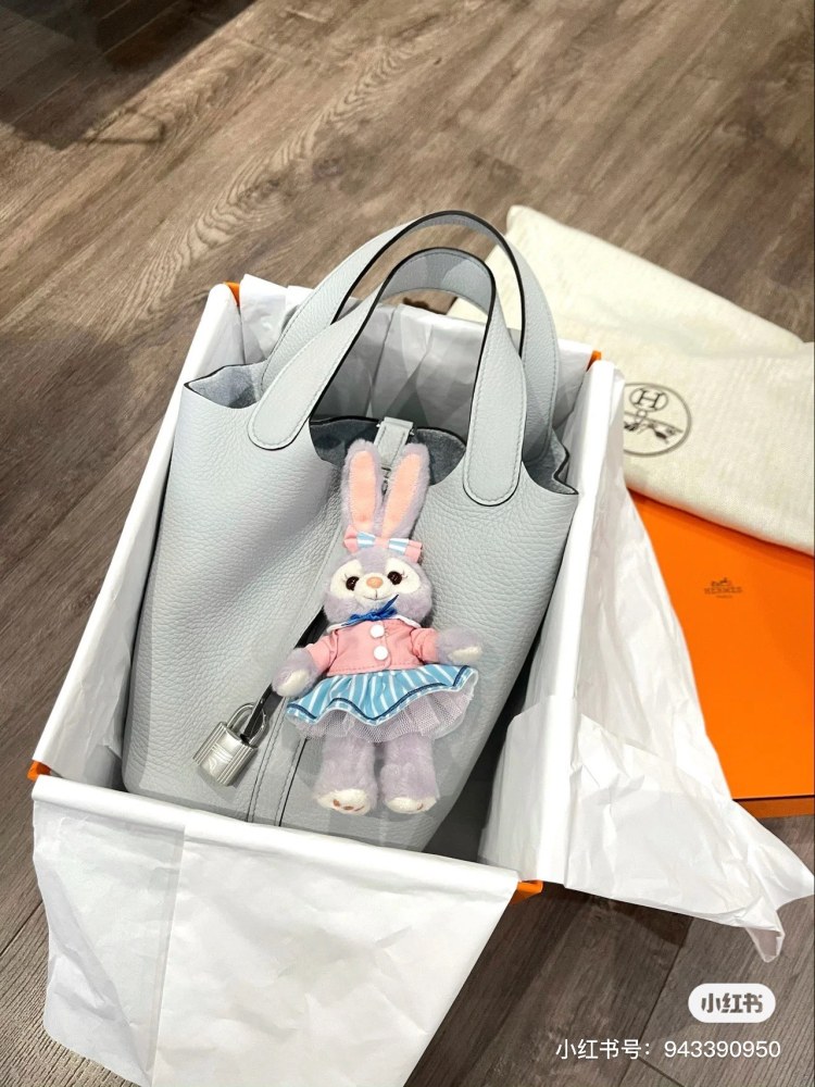 Hermes Basket | Is the unbeatable Holy Grail Blue the best match on the internet
This outfit is truly unbeatable and beautiful. It's so girlish, isn't it!  !