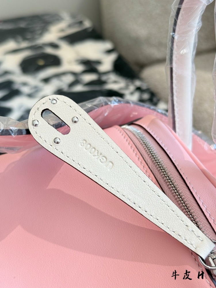 p410
Lindy has a lazy and casual nature. Loving her sisters, she really needs to see this advanced, clean and healing color. 0% lindy26 with silver clasp is really healing. The whole blue bag has a feeling of blue sea legend, grand and dazzling~
Make...
