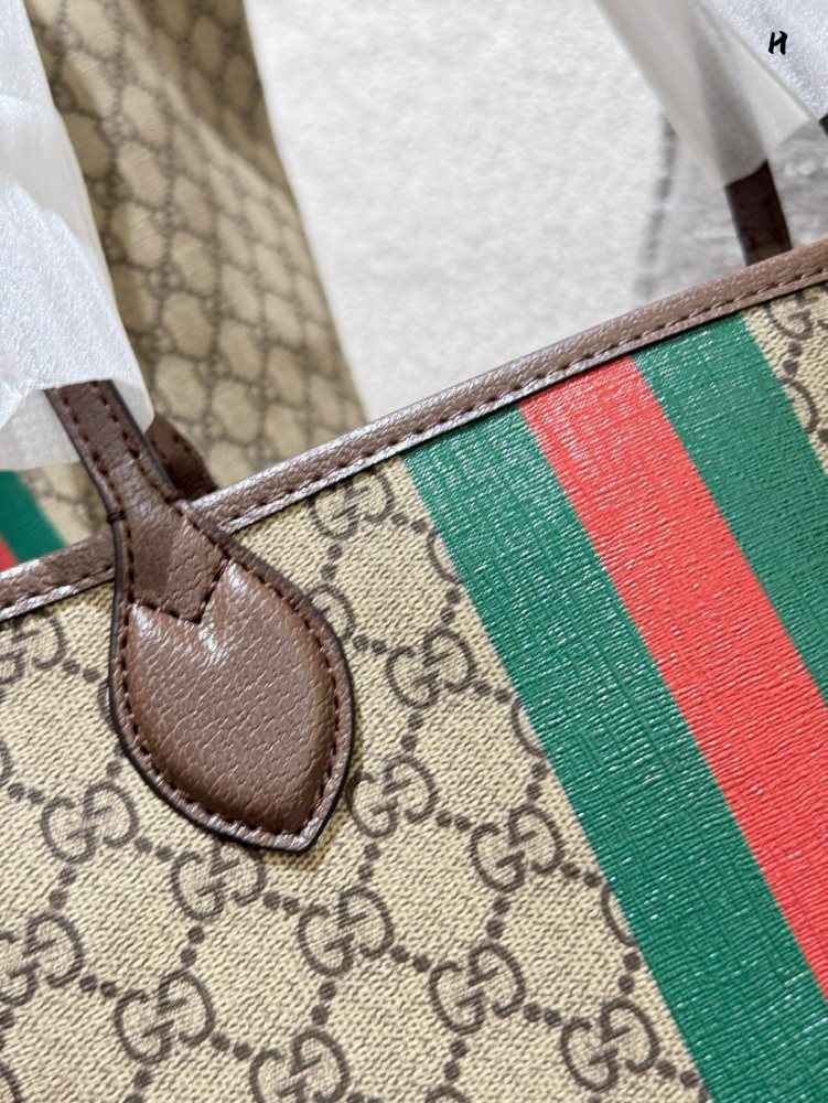p225p235
Gucci has released a cute little one again! shopping bag
This tote basket is so beautiful! High cost-effectiveness, can fit anything, even long shoulder straps can be worn under the armpit! Versatile, don't worry about him going to Ole, no m...