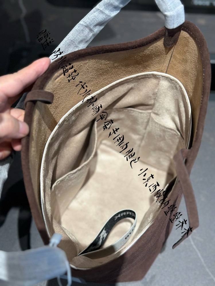 Comes with a waterproof and ultra light replacement cup, umbrella cover, and a special inner liner bag that can store small things neatly and thoughtfully