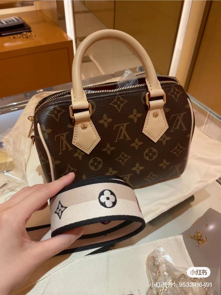 The soul of LV's new milk tea Speedy 20, M46222 bag is that strap!
Super beautiful milk tea color!  !
Versatile and gentle color scheme
Can be carried by hand/shoulder back/side back
The capacity of Speedy20 is self-evident!