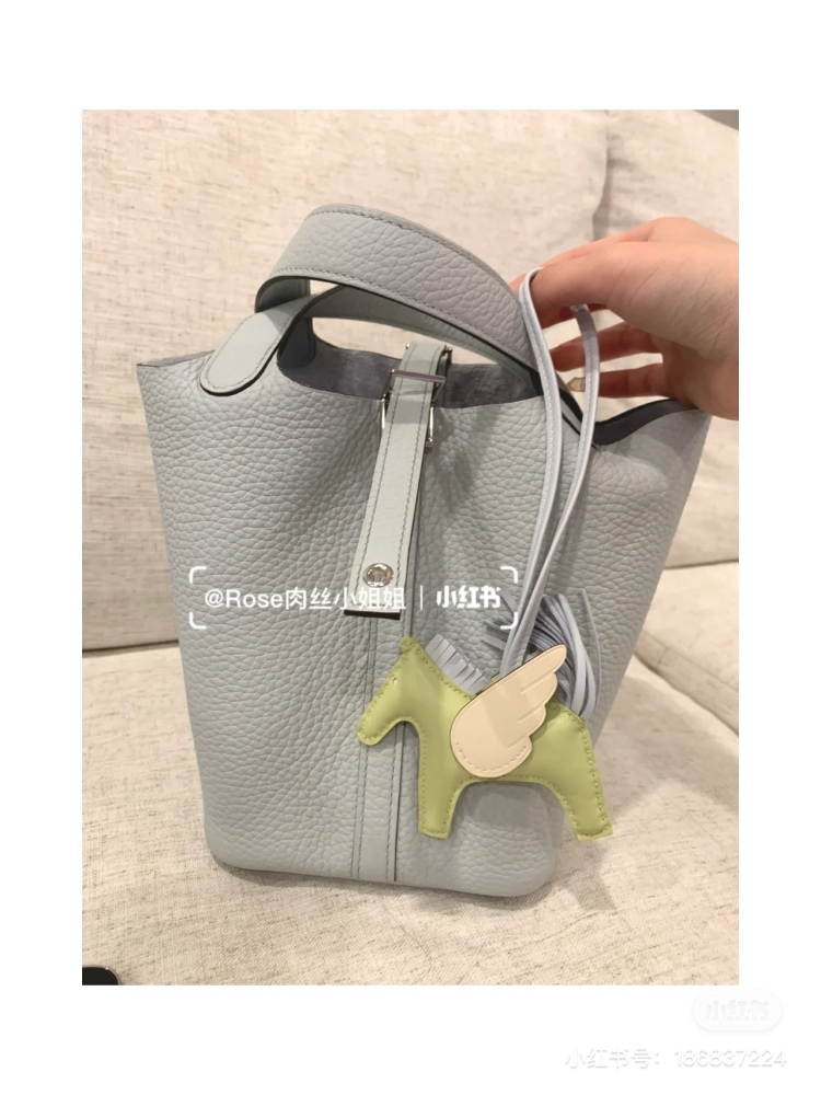 Hermes Basket | Is the unbeatable Holy Grail Blue the best match on the internet
This outfit is truly unbeatable and beautiful. It's so girlish, isn't it!  !