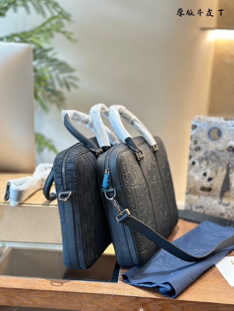 p340
Dior leather briefcase, a new trend in the workplace
Due to the use of genuine leather material, this briefcase feels very comfortable to the touch. Carrying it for a long time will not cause fatigue.
The compartments and pockets inside the bag ...