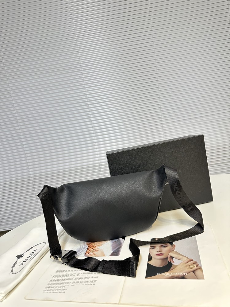 The latest Prada cross chest bag/waist pack! PVC model 2VH033 classic and versatile! Super textured and comfortable to the touch, with meticulous workmanship. Made of Taiwanese fabric, it is definitely a bag with a very high sex ratio, inheriting the...
