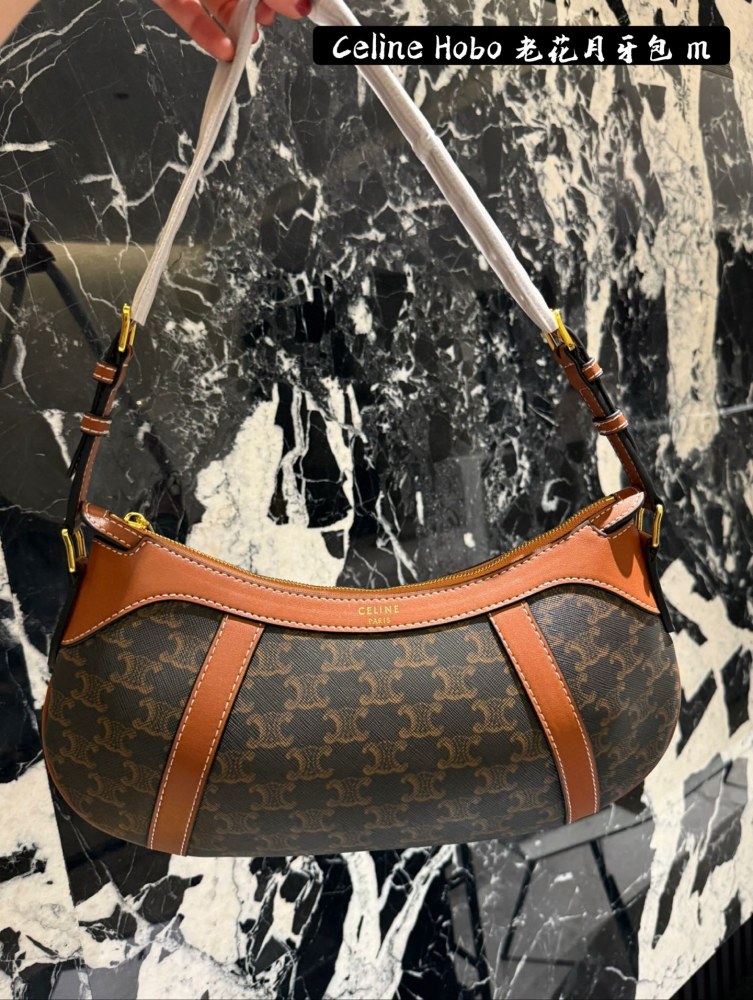 p225
CELINE's latest niche HOBO logo printed striped HOBO handbag looks like a cute cashew or red bean?
44x28x3cm
Can be carried on one shoulder or by hand
Zipper opening and closing, adjustable shoulder strap
Minimum 21.5cm, maximum 28cm folding box