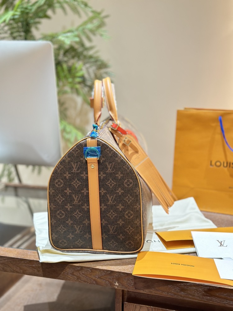 LV new travel p325
Favorite bag for going out # Bag not heavy 50 travel bag with coated canvas | Made of Japanese cowhide leather and metal parts, decorated with tassel leather and exquisite details.
Size: 50x 29x 23cm # Travel bag#