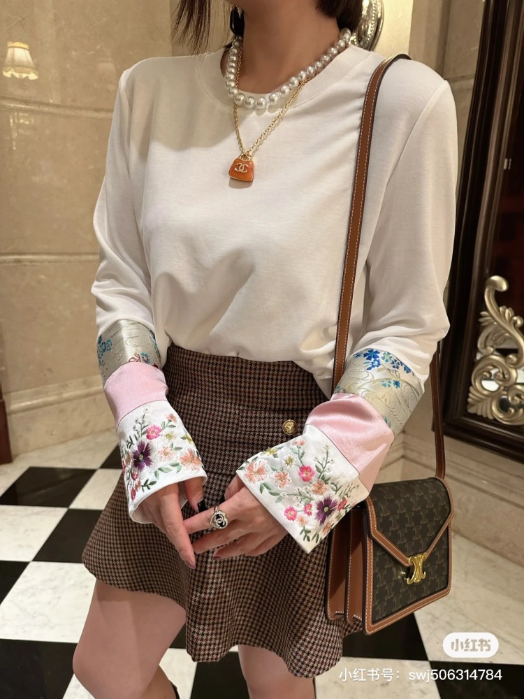 CELINE aging Arc de Triomphe envelope bag, lightweight chain splicing, compact body more suitable for autumn and winter super practical!  To To accommodate larger smartphone models such as Plus, adjustable shoulder strap (50cm) # Celine Woc # Celine ...