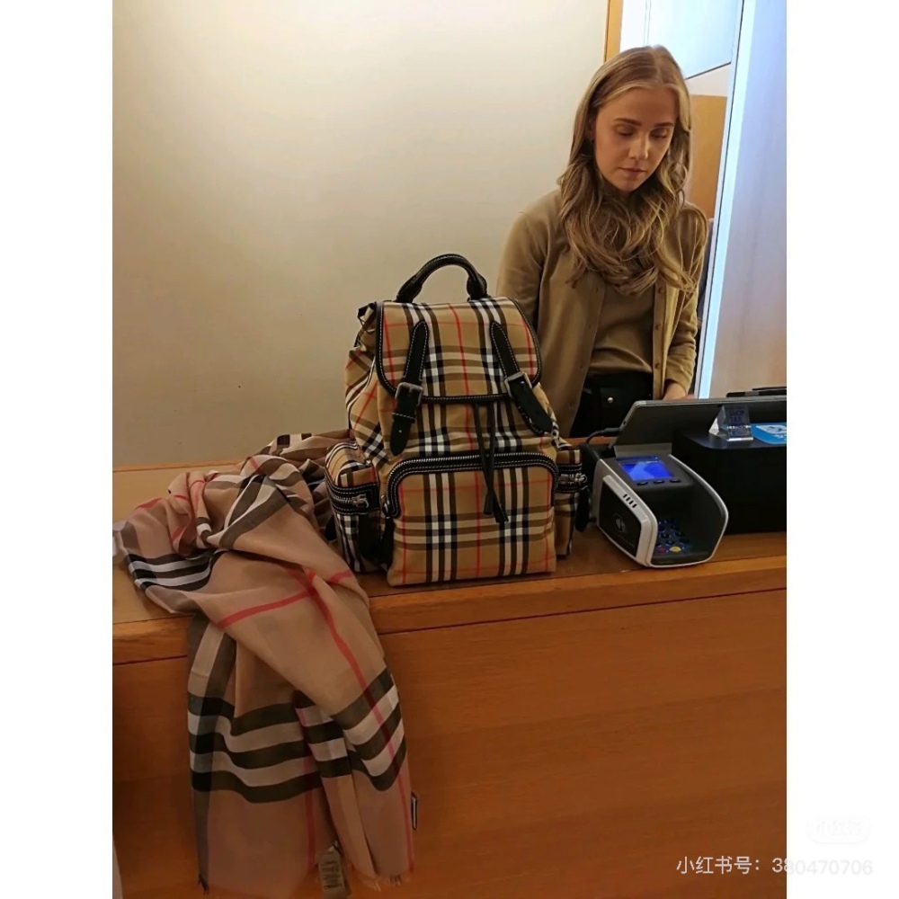Burberry! I have learned the charm of Burberry's checkered shoulders, the god of atmosphere in ancient Greece
I love this college atmosphere full of atmosphere
Versatile and error free
Classics can always withstand the test of time