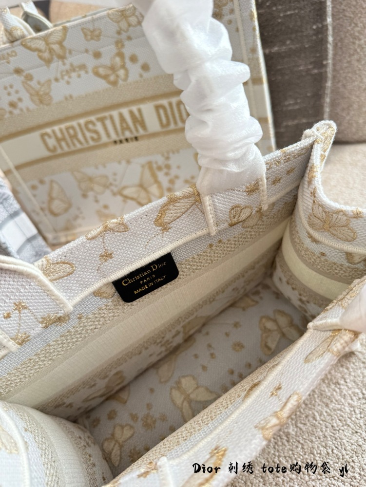 p265p290
DIOR/Dior Limited Edition BookTote
DIOR/Dior Limited Edition BookTote D-Lace Butterfly Macrame Embroidered Tote Bag
Specially simple and elegant design, super versatile for daily commuting~
Size: 25cm 36cm