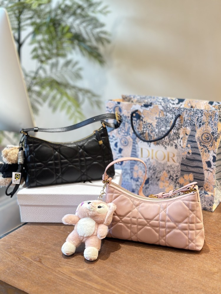 P280 pendant ? twenty
Dior's new underarm bag hobo
Xiaolin personally loves armpit bags, and Dior has released a new one. The half moon shaped one looks great and has a great capacity. Not only does it have a phone, but I also carry a small makeup ...