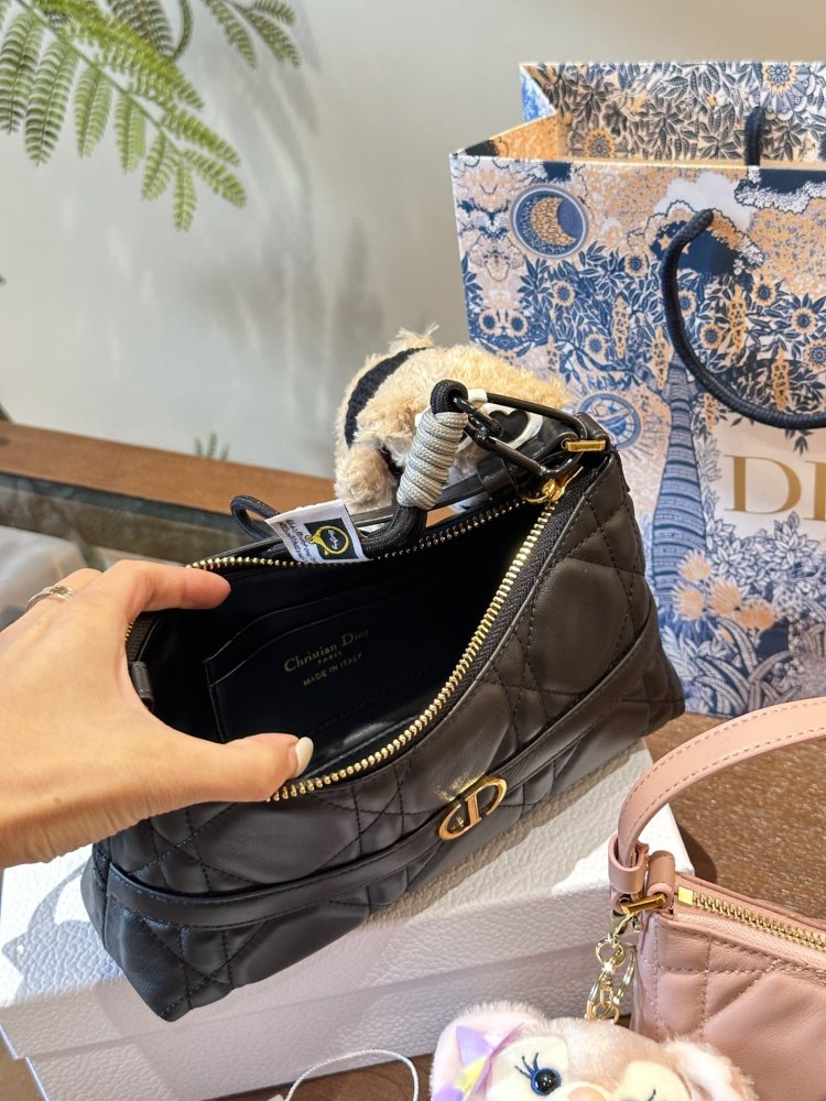 P280 pendant ? twenty
Dior's new underarm bag hobo
Xiaolin personally loves armpit bags, and Dior has released a new one. The half moon shaped one looks great and has a great capacity. Not only does it have a phone, but I also carry a small makeup ...