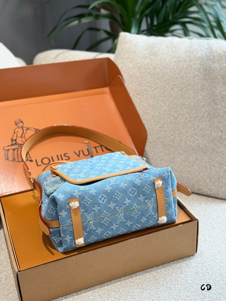 p275
Louis Vuitton | July New Product LV New Light Blue Denim Carryall Denim Bag
New light blue, fresh, fashionable, and high-end~Washed and distressed design
Great match with summer~I love carrying him when I go out, 30cm double box packaging