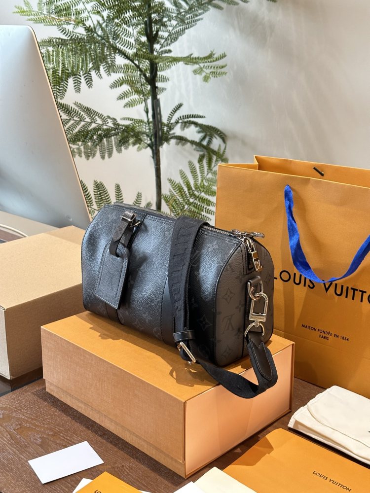 p260
New LV KEEPALL 25 Black Grey Old Flower
The new generation of LV men's bags is coming, and the new men's bag Keepall 25 is coming
I used City Keepall's nylon straps and luggage tag pendant, along with
Made of KeepallXS body combination.
Black an...