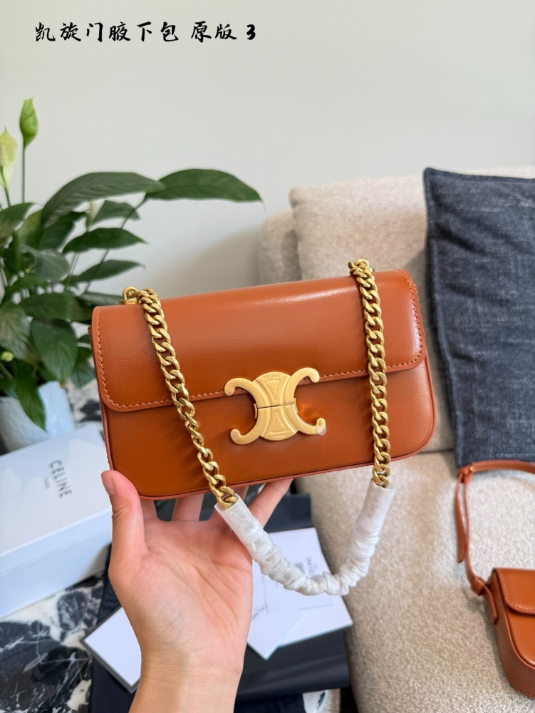 p225
What kind of immortal style is this? It's too explosive
CELINE Triomphe chain armpit bag small
Triumph means "victory, triumph" in French
The inspiration for the double C buckle of the bag comes from the rich paintings of the Arc de Triomphe Squ...