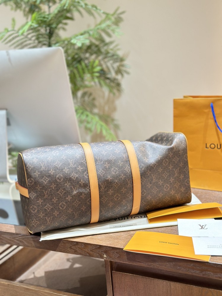 LV new travel p325
Favorite bag for going out # Bag not heavy 50 travel bag with coated canvas | Made of Japanese cowhide leather and metal parts, decorated with tassel leather and exquisite details.
Size: 50x 29x 23cm # Travel bag#