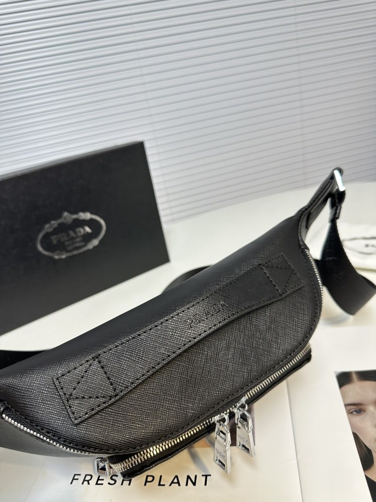 PRADA Waist Bag/Chest Bag Model 2VH 165 This waist bag design is not only practical, but also enhances the overall design sense, making it easy to raise the body proportion. The bag can be placed at the waist where it is, and it can also be used as a...
