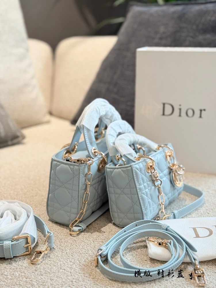 p255p260
Dior blues, breathtakingly beautiful!
This handbag highlights the minimalist aesthetic of the Lady Dior collection, embodying Dior's profound insight into elegance and beauty. The fashionable and elegant design is timeless, carefully crafted...