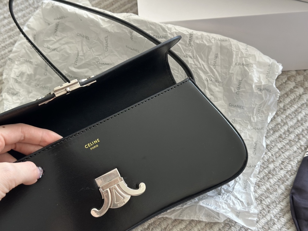 230 box
size：28*12cm
Celine's new black silver LOLA handbag
The new season's LOLA silver hardware color scheme is even more cool and vibrant