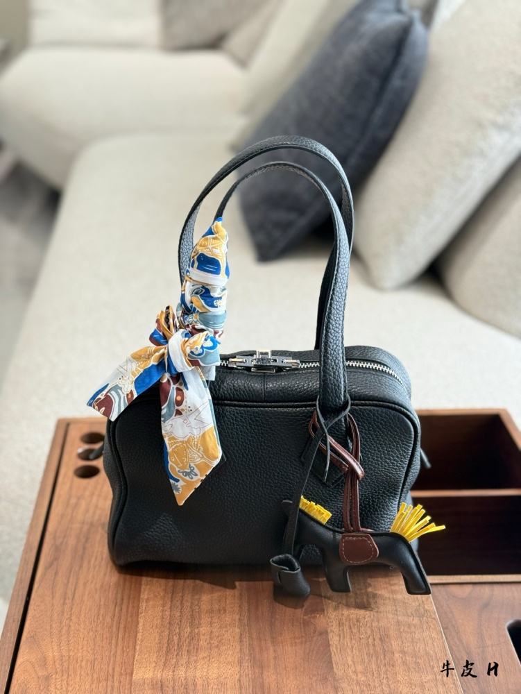 p400
Hermes Victoria 25cm
Tote capacity is too directional, practicality is the king. Reflections on using bags at 30
It still needs to be a tote bag with a strong sense of use
Whether it's a mother or a white-collar worker, Bai
The usage rate of lar...