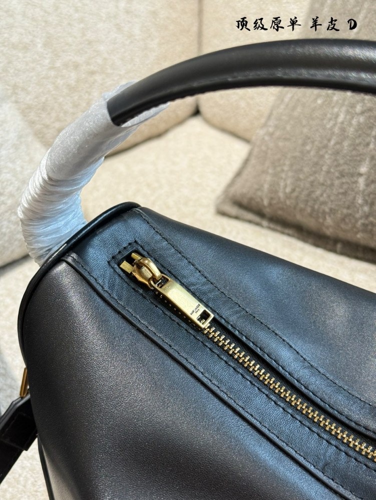 YSL sheepskin p370
Camera Supply bag_ Lunch box bag
This handbag is a spacious shoulder bag with a cowhide leather base and a soft body. Made of Napa cowhide leather, with zipper closure, this hammock features a stylish design that looks great on bot...