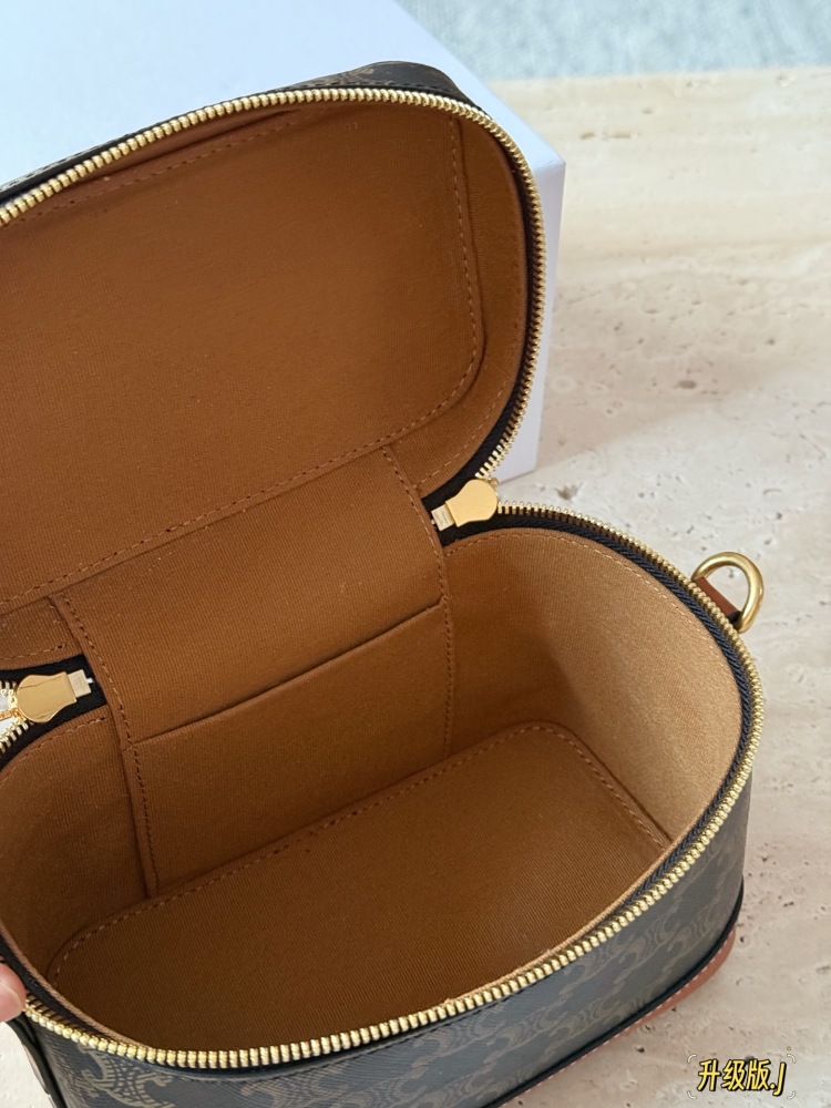 245 box upgrade version
size：18*18
Celine presbyopia box bag
A makeup box bag with perfect attention to detail
Spring and summer new box bag
Handheld and slanted back, it looks good to knock on~