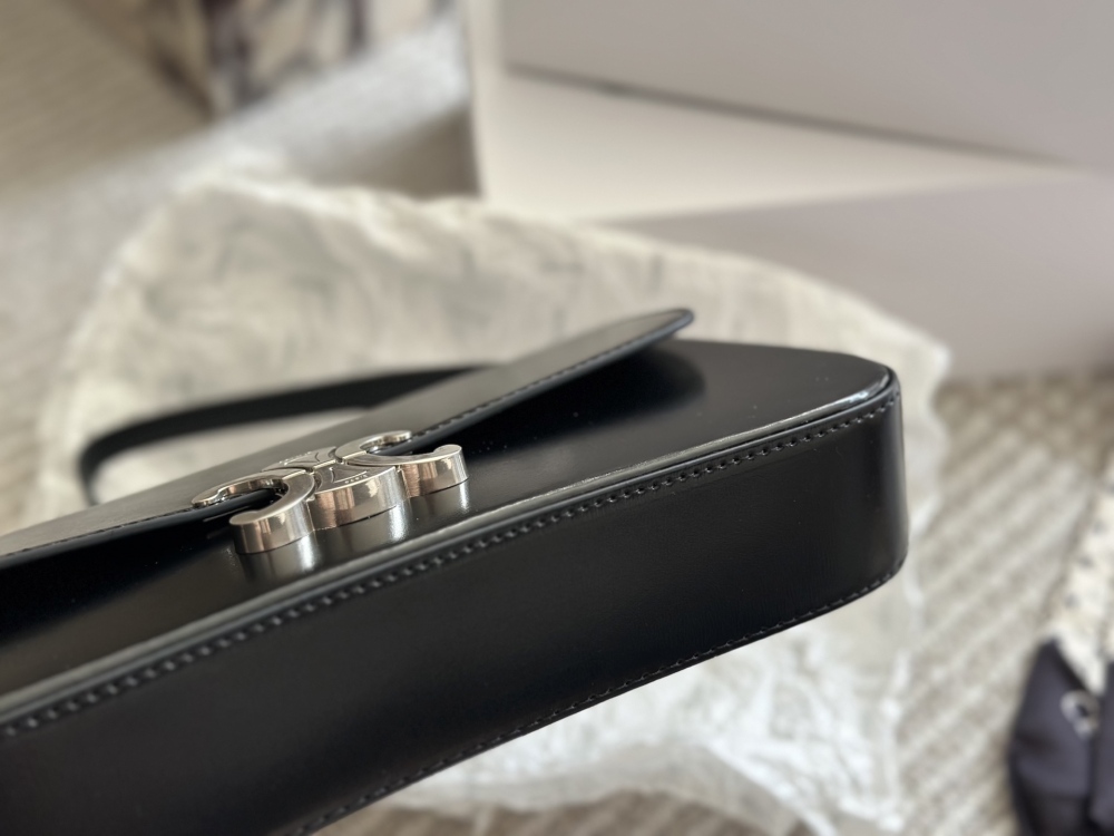 230 box
size：28*12cm
Celine's new black silver LOLA handbag
The new season's LOLA silver hardware color scheme is even more cool and vibrant