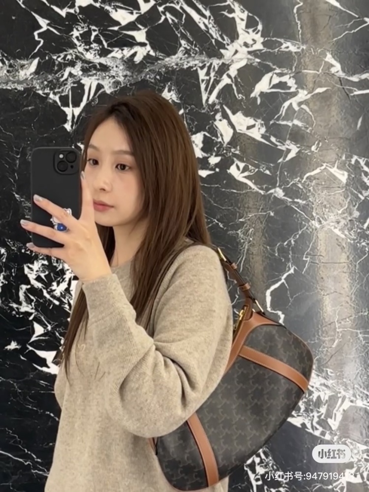 Celine launches new floral shoulder bag
Full of retro style autumn and winter coats, really beautiful