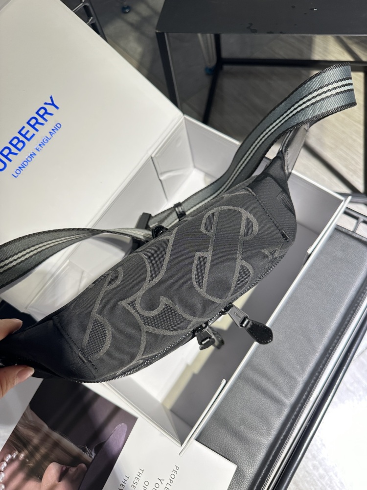 Black BURBERRY New Year NY ? Mlb Co branded Super Western Chest Bag/Waist Bag Premium Version Fabric is custom-made and is N levels higher than the black ones on the market, with perfect embroidery inside and a complete set of hardware logos. Size ...