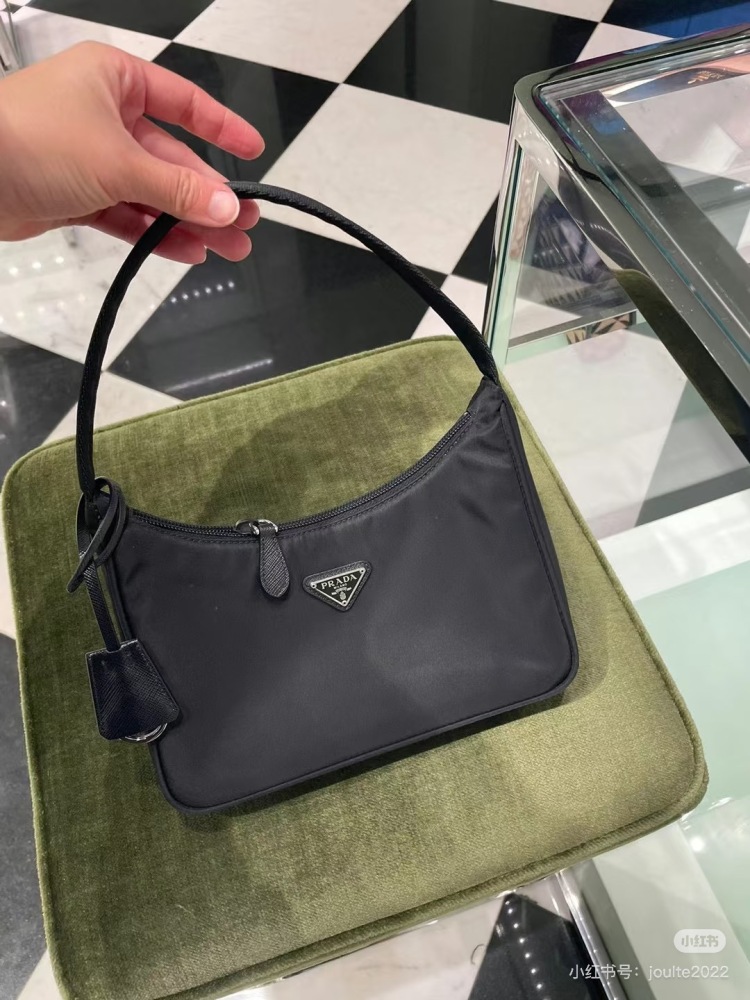 Prada Hobo 2005 Black Leather Spliced Underarm Bag
Prada's popularity lies solely in a Hobo handbag, amidst the retro trend of recent years.
This bag from the 1990s has returned to the fashion circle, coupled with the continuous street shooting bombi...