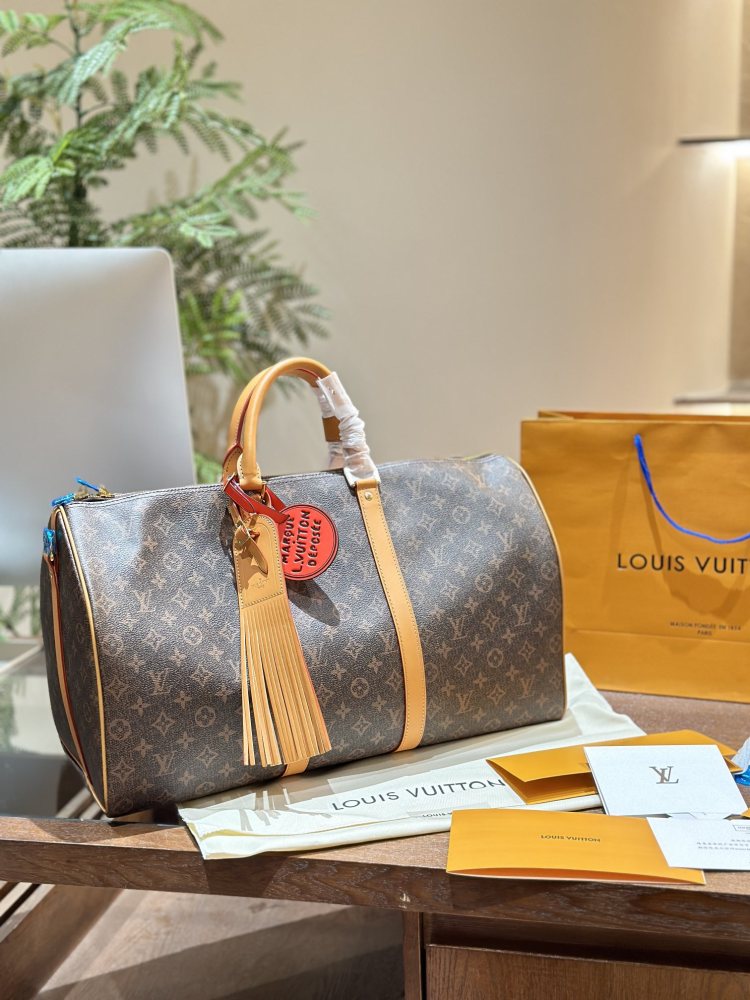 LV new travel p325
Favorite bag for going out # Bag not heavy 50 travel bag with coated canvas | Made of Japanese cowhide leather and metal parts, decorated with tassel leather and exquisite details.
Size: 50x 29x 23cm # Travel bag#