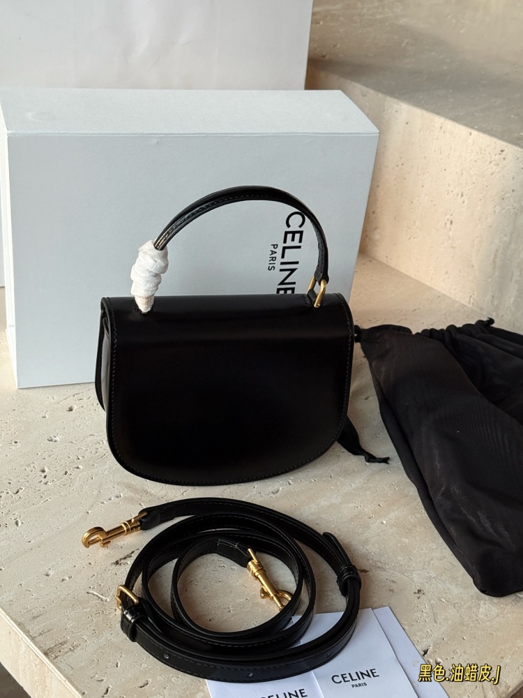 250 box cowhide
size：16*12.5cm
Celine's latest Arc de Triomphe handbag is here!
Between the medium-sized bag and the mini bag
One size
Both practical and cute enough!
I can't put down my phone