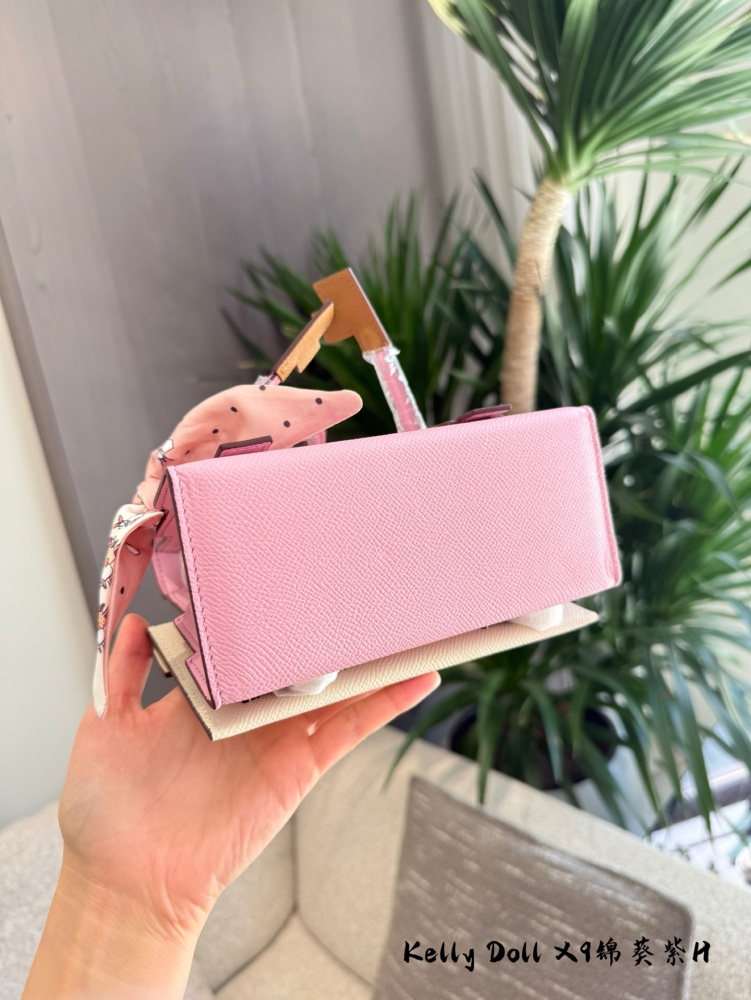 p490
Hermes Kelly doll
Size/Twenty Dog/Size: 1 8x6x1 5cm
It's said that flaunting wealth and cars is better than flaunting dolls
This is showing off! The 0 Blind Stitch technique requires superb manual skills and experience, requiring seamstresses to...