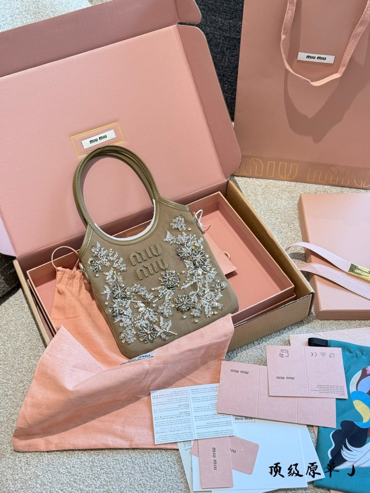 p420
Miu Miu canvas ivy, no one can resist its beauty
Miumiu Handmade Bead Series
The actual product is too dazzling. 15 × 20 pictures, complete packaging