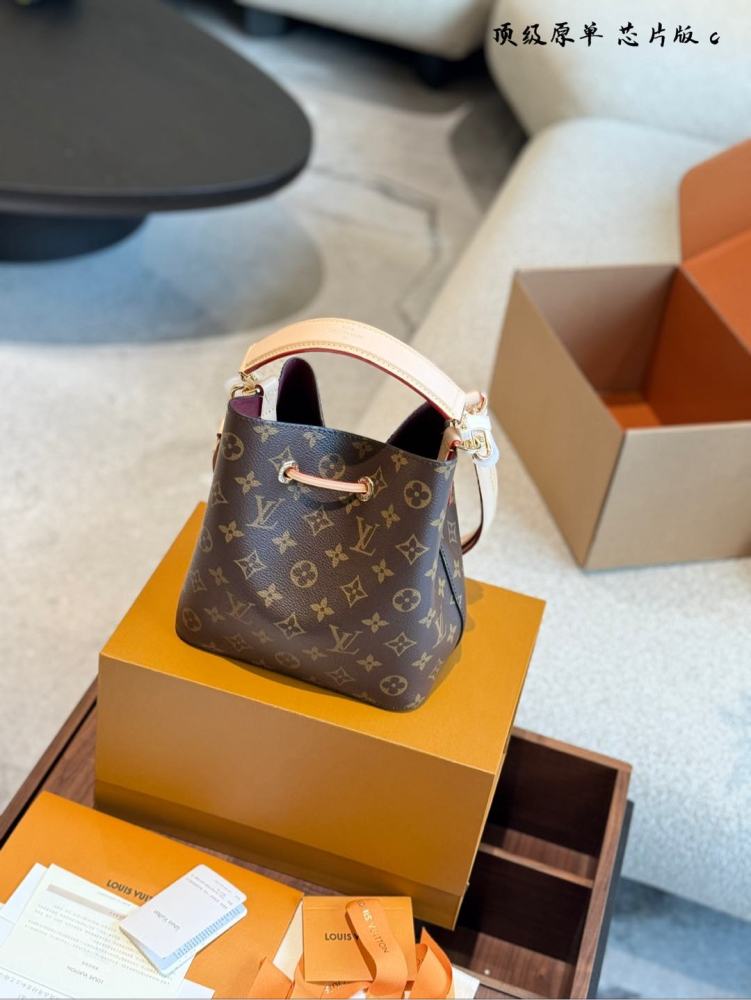p340
Lv One Second Get Fairy Sister Same Version V
LV speedy nano t+from a fashion perspective As mentioned above, it meets everyone's aesthetic preferences, being lightweight, durable, and super capable of carrying a minimalist body that is suitable...