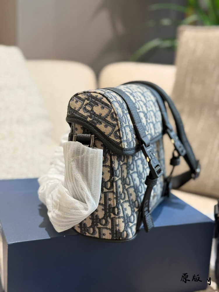 p280
Caught by Dior's new bag!  Who can withstand this
Family members, who knows?  Dior's new bag is simply insane!   
Classic elements, retro yet fashionable, every glance is heart wrenching. The collision of black and beige tones is simple yet soph...