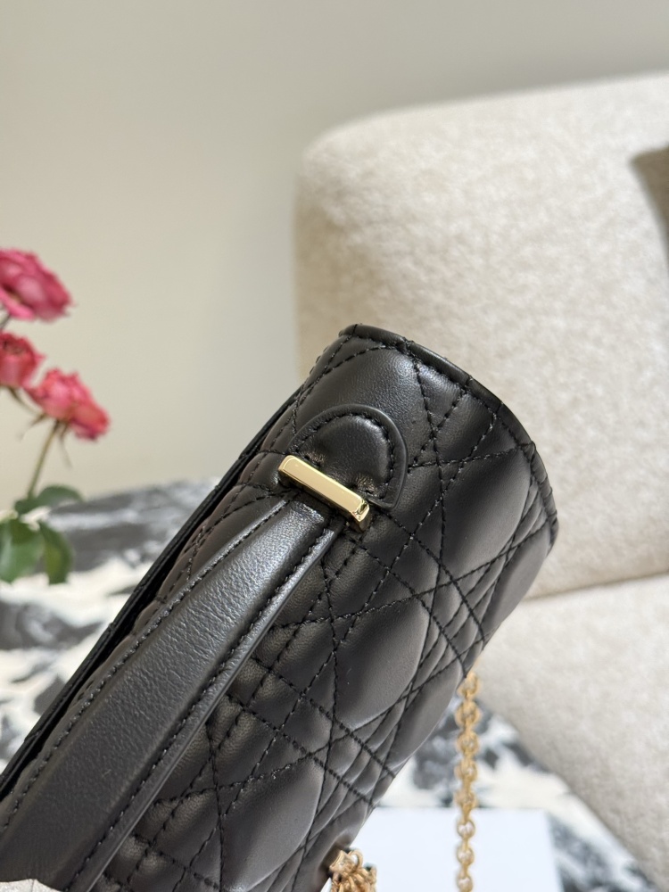 P300
Dior's new woc sheepskin and phone bag
Exquisite pearls paired with chains are truly super beautiful, made of imported sheepskin material
Size: 19 * 10
Complete gift box packaging