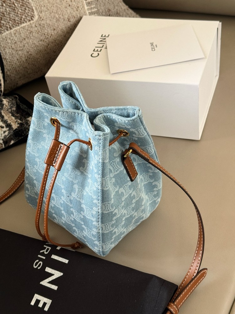 205 box
size：14*18cm
Celine denim bucket bag
Shallow denim is perfect for summer!
Super online appearance
Celine bucket bag is easier to carry on the back